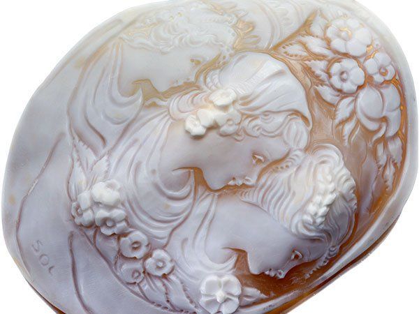 ジュエリー ソルビノ作 超大判サイズ 若々しい３人の女性像 シェルカメオルース 101.3ｍｍ×77.7ｍｍ a2585r 送料無料