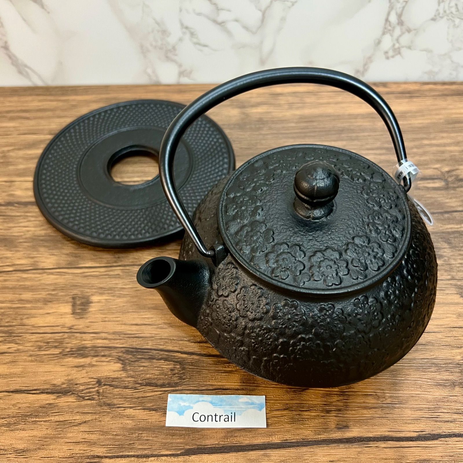 和骨董 重厚な1.5L南部あられ鉄瓶 鉄器 古物 骨董 茶道具 茶釜 菊/蓮摘み 南部鉄器】岩鋳 鉄瓶兼用急須 5型 サクラ (直火対応)+ 釜敷