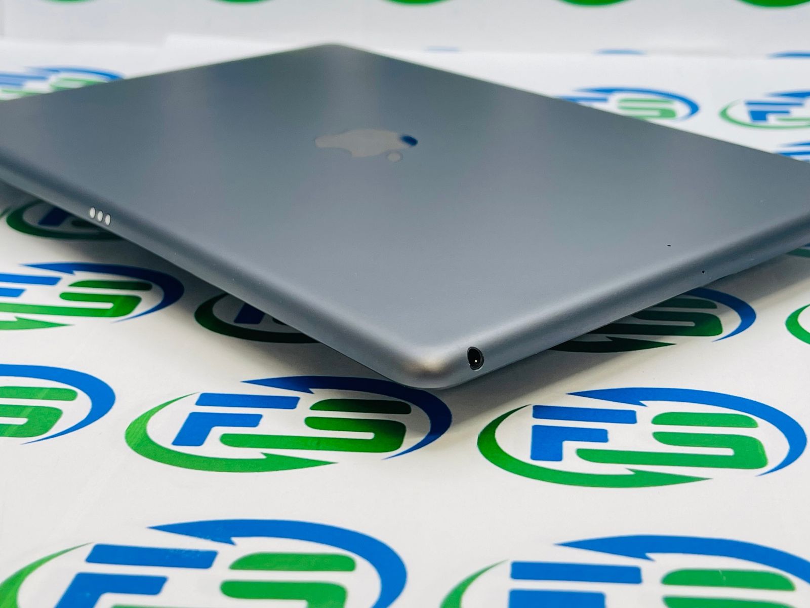 iPad 第8世代 Wi-Fi 128GB スペースグレイ MYLD2J/A A2270