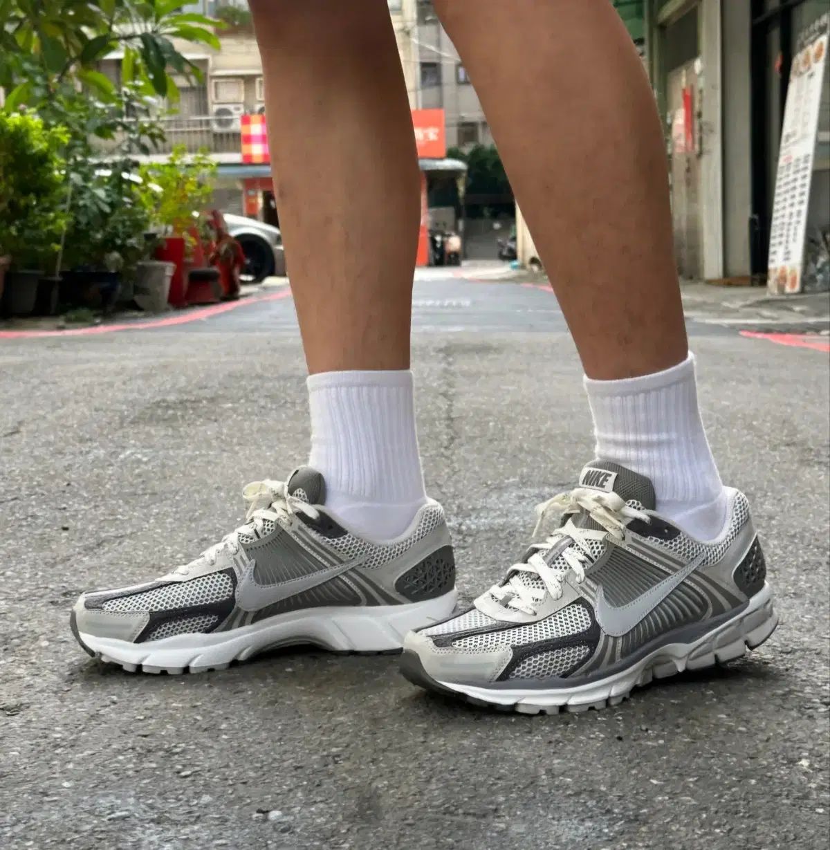 【雷市場（ポンジャン）商品韓国直送】230 NIKE(ナイキ) ズーム ボメロ 5 スニーカー