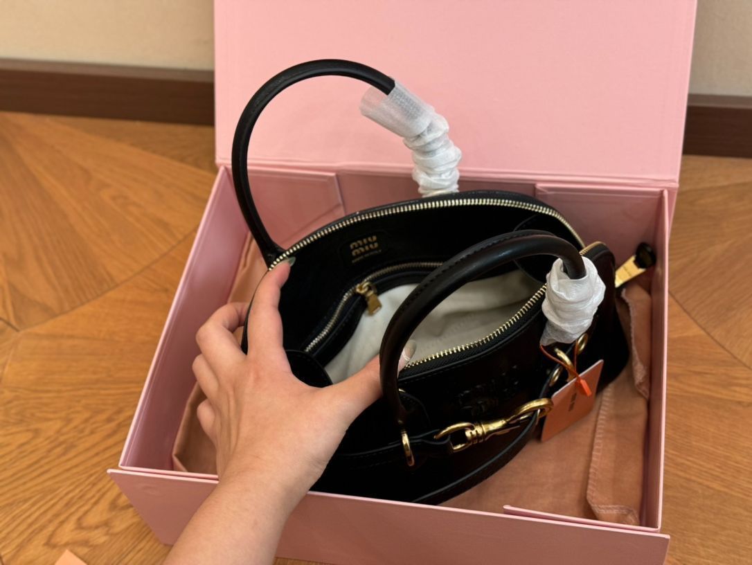 miumiuシェルバッグ ハンドバッグ