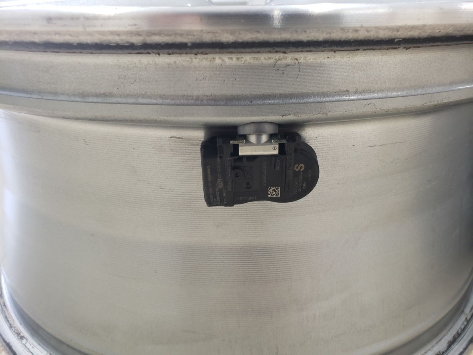 ◎傷少 NISSAN 日産 V37 スカイライン純正 17in 7.5J 45 PCD114.3 5H 空気圧センサー付 4本 V35 V36 V37 E52エルグランド GTクーペ FFCRYSTALESIA_COM