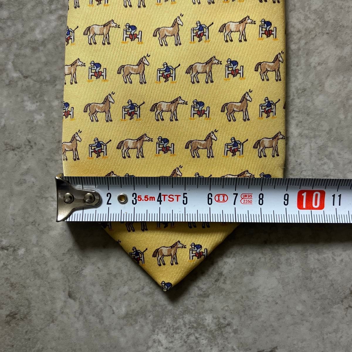 しかも送料無料 です！ HERMES エルメス ネクタイ ホース柄 馬 イエロー 黄色 総柄 シルク フランス製 クリーニング済 経済的