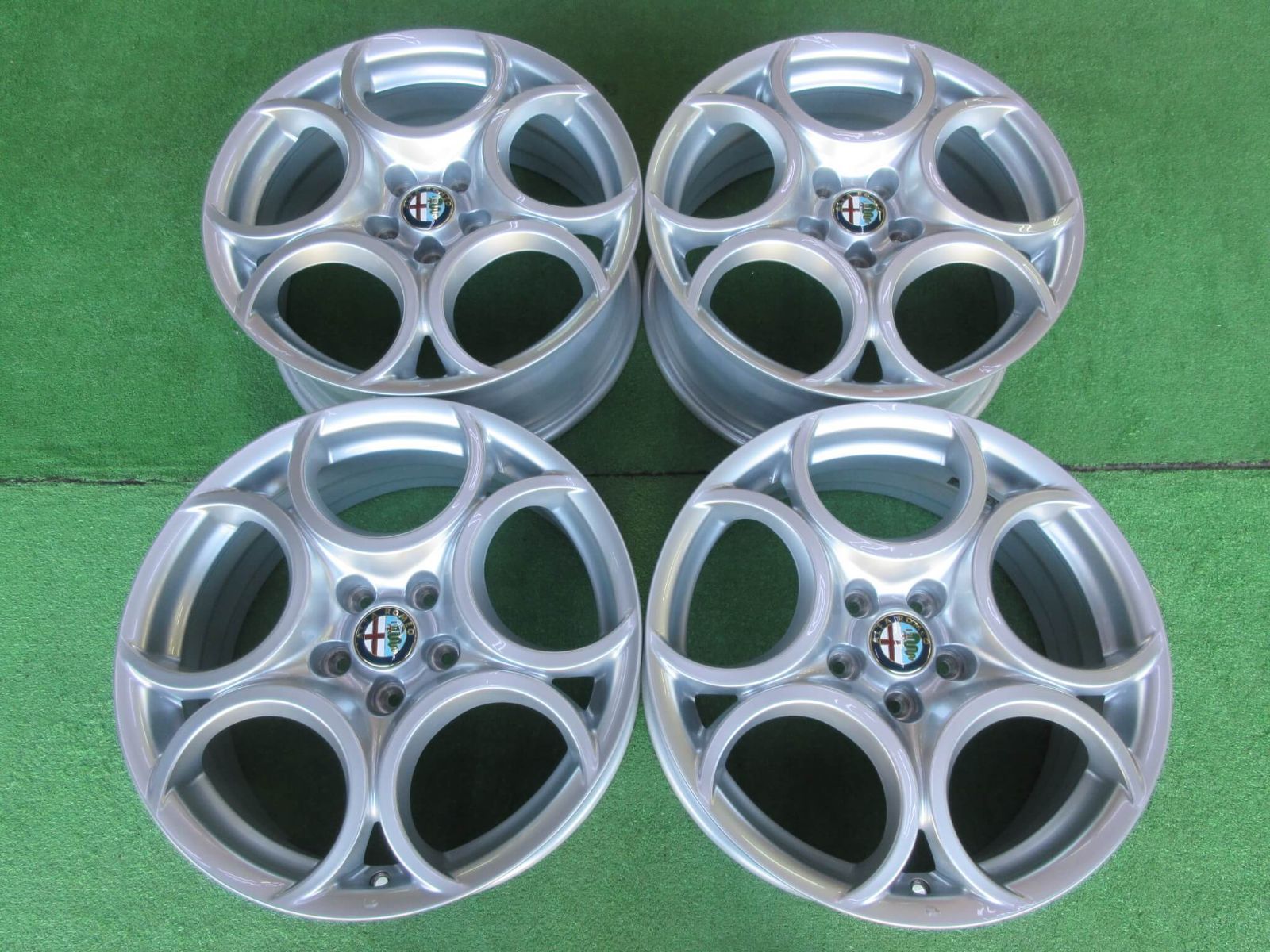 アルファロメオ ジュリエッタ 7.5J-18 5H110 41 クアドリフォリオ ヴェルデ 目立った傷も無く程度良好です♪