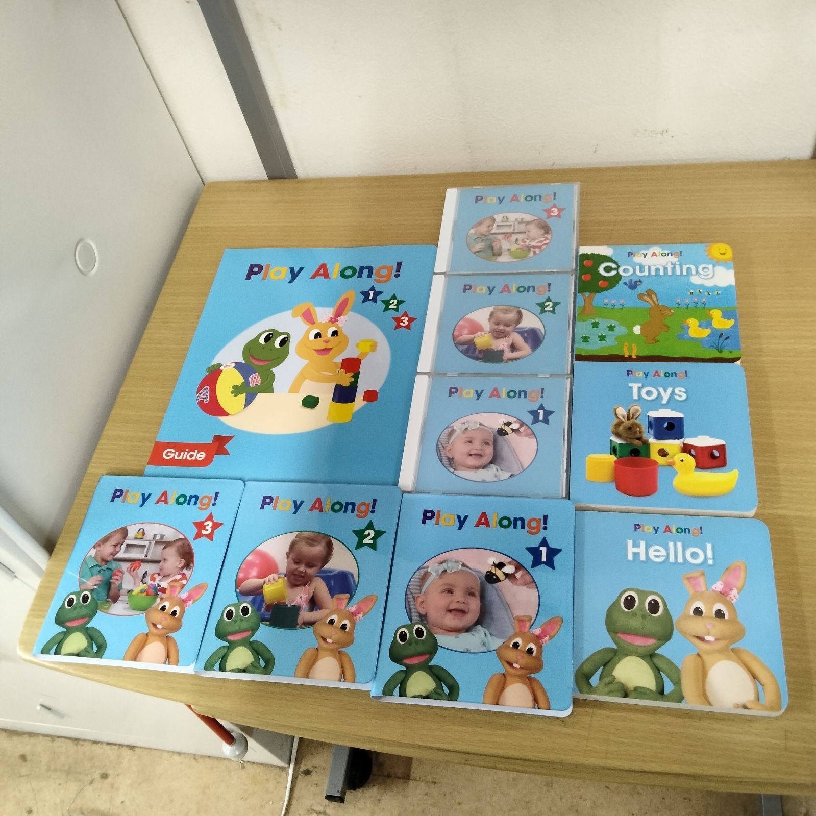 N-4684] World Family Play Along! 幼児の英語の勉強の本とCD
