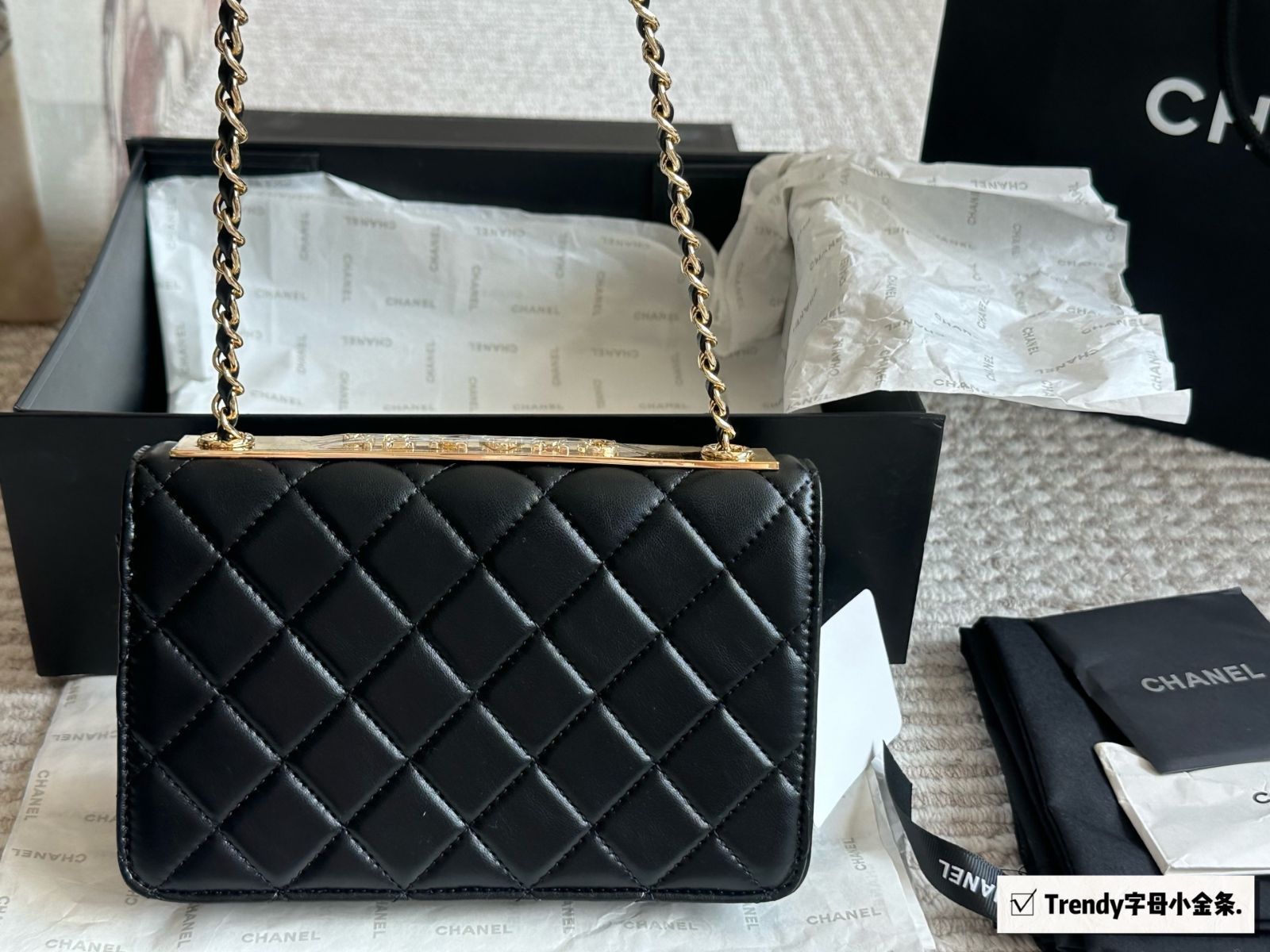 CHANEL シャネル　カタログ　カーラデルヴィーニュ　希少 Chanel Wallet on Chain WOC Fuchsia Caviar Antique Gold Hardware
