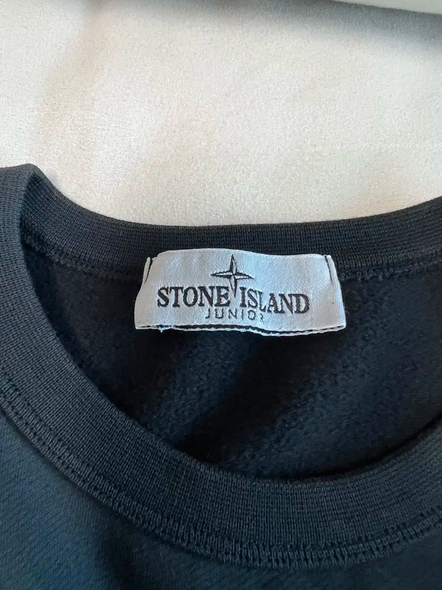 STONE ISLAND ストーンアイランド ジュニア ブラック スウェット Tシャツ 10歳