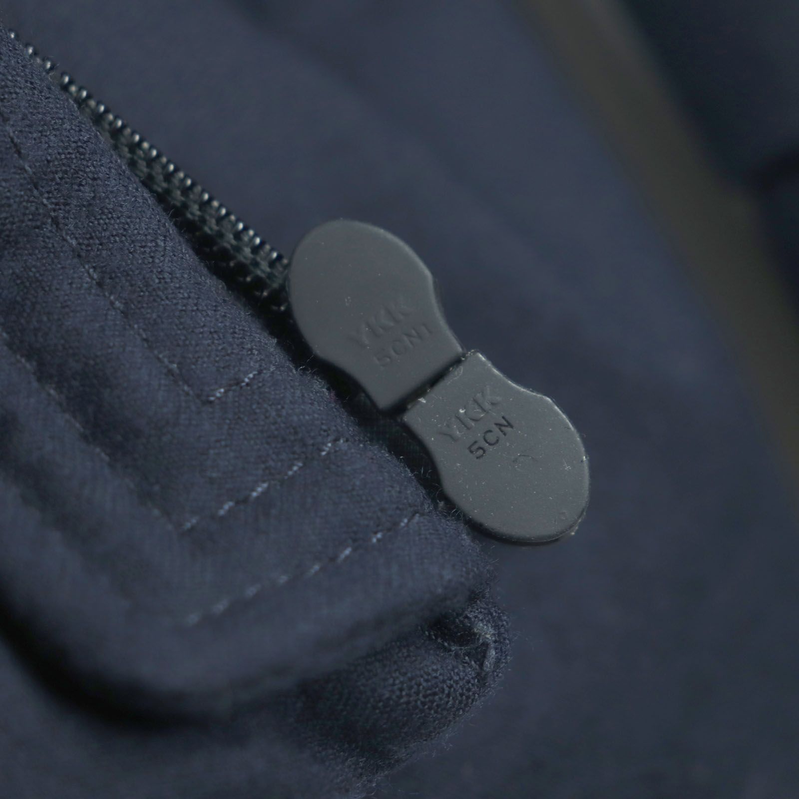 ロゴワッペン付き ダブルジップアップ