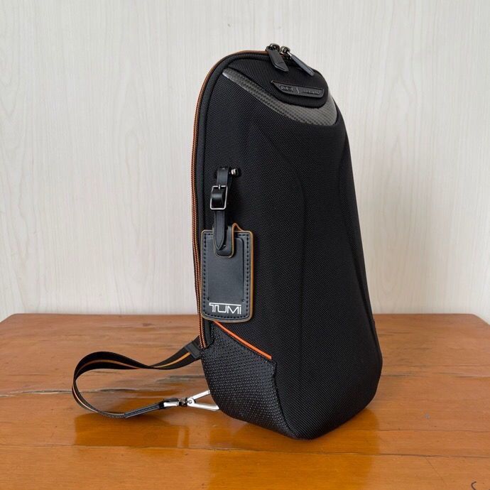 並行輸入品 アウトレット TUMI I MCLAREN トルク スリング TUMI I MCLAREN 「トルク」スリング カーボン｜TUMI(トゥミ)公式
