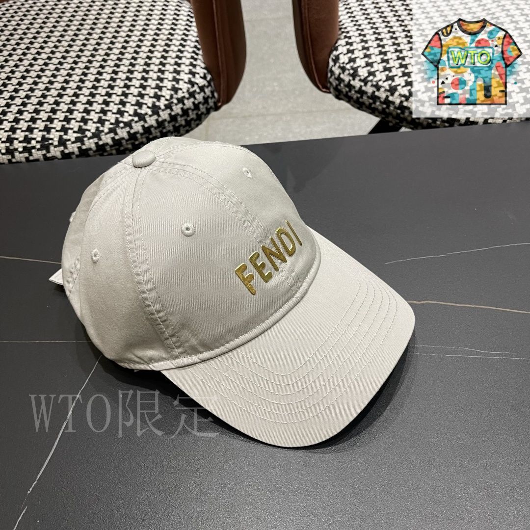 FENDI ヴェルサーチ コラボ 限定 キャップ ホワイト×ゴールド 帽子