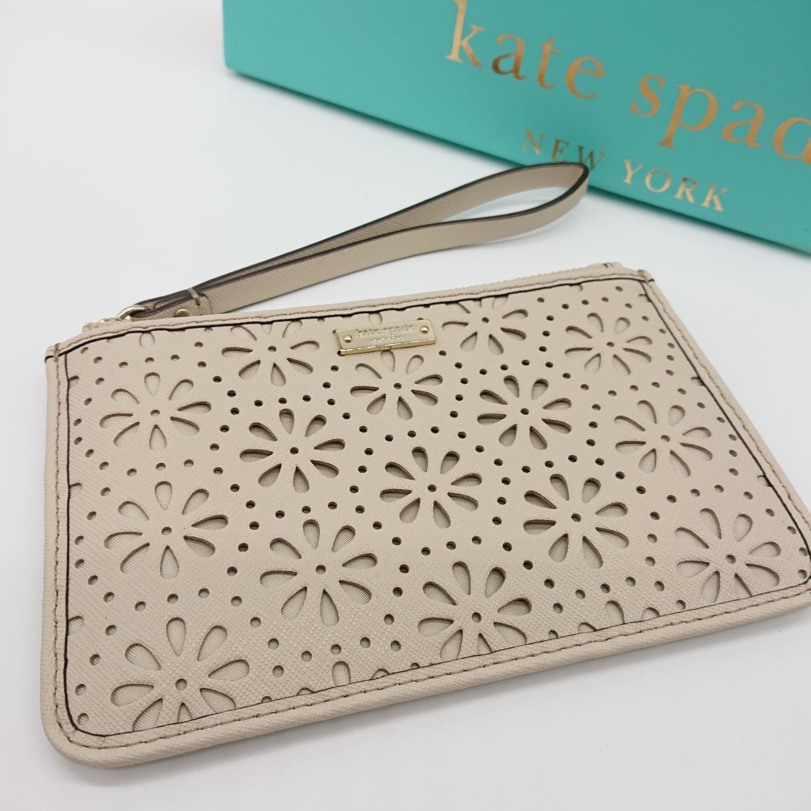 【未使用品】Kate spade NEWYORK  ケイトスペードニューヨーク ポーチ リストレット フラワー パンチング  ベージュ レディース