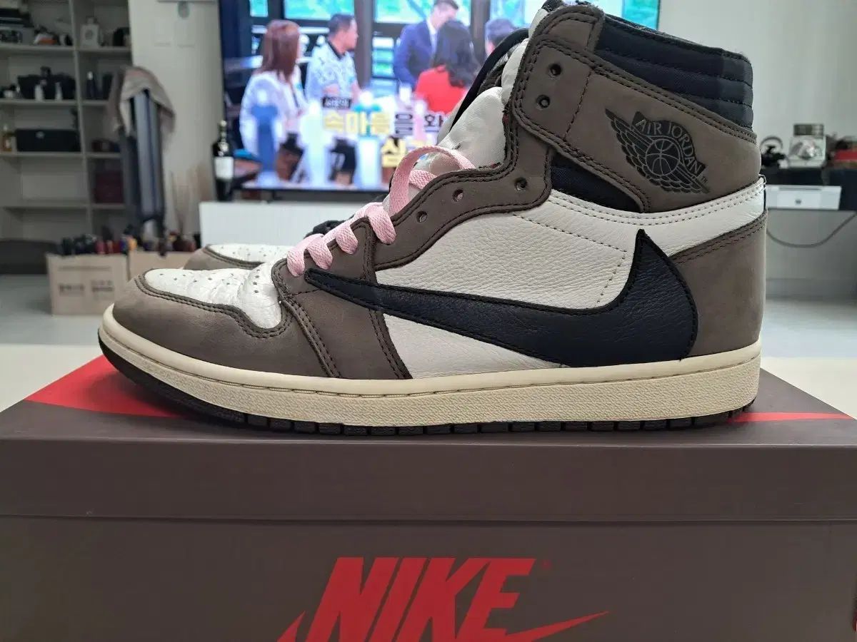 NIKE ナイキ エア ジョーダン 1 トラヴィス SCOTT スコット モカ ハイ