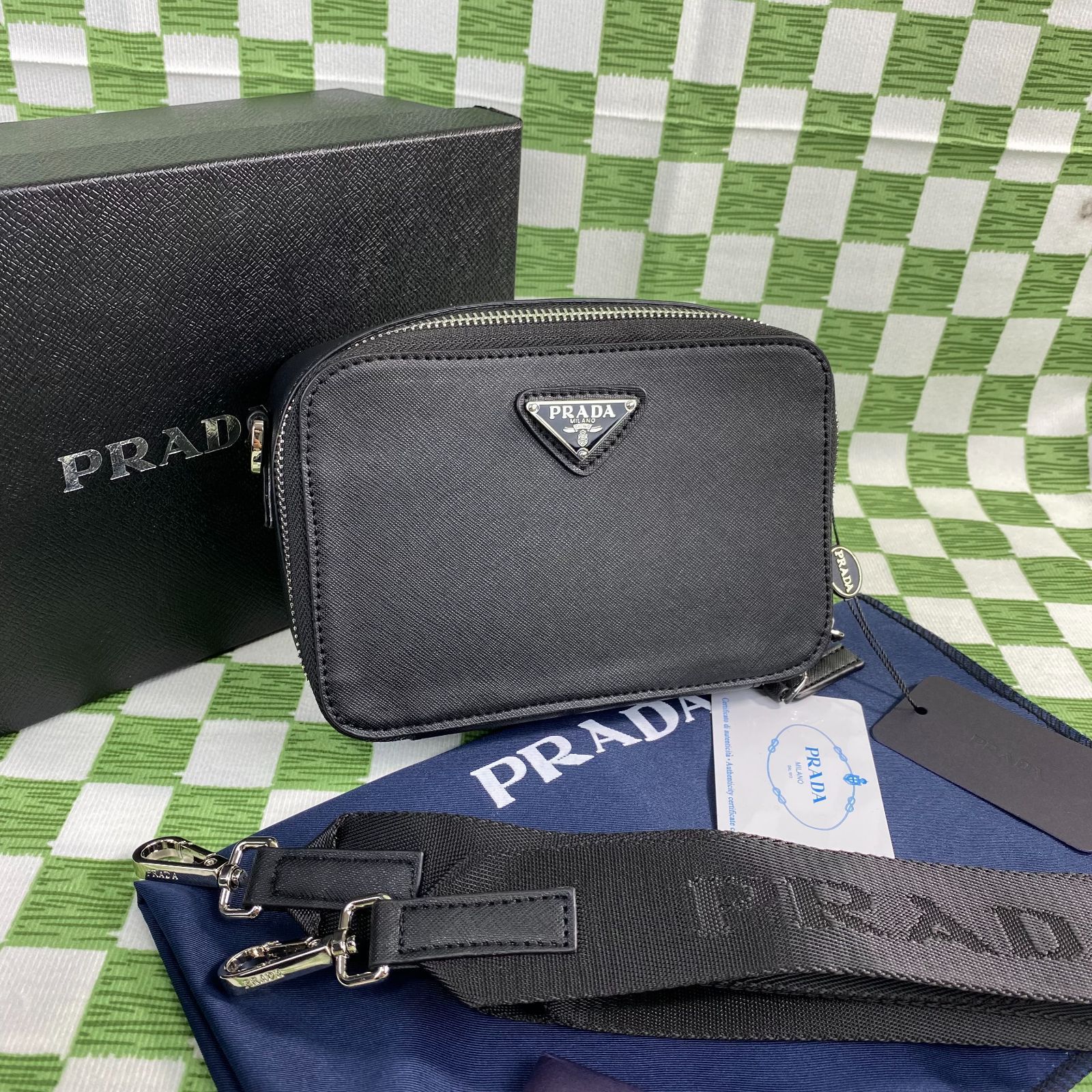 人気✨PRADA レザー ショルダーバッグ カメラバッグ 【新品未使用  