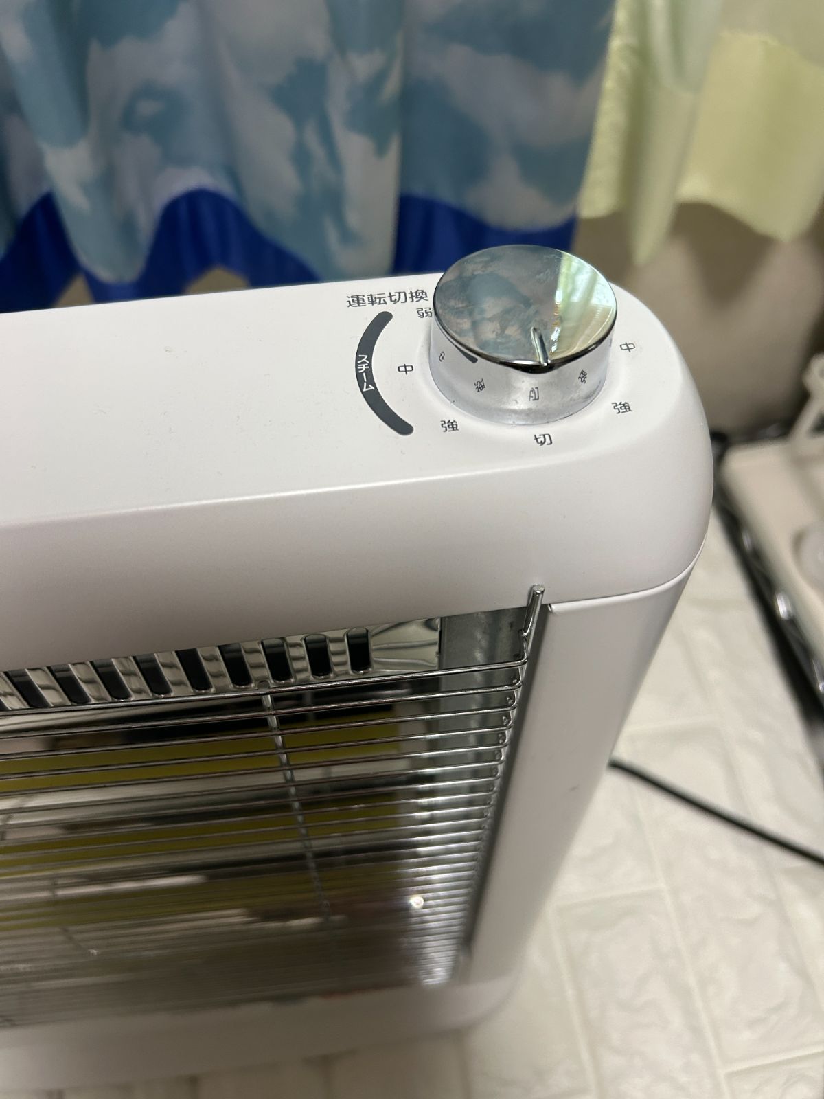 [山善] 遠赤外線 電気ストーブ ヒーター 加熱式 加湿機能搭載 小型 足元 転倒OFFスイッチ 出力切替3段階 簡単操作 ホワイト DSE ...