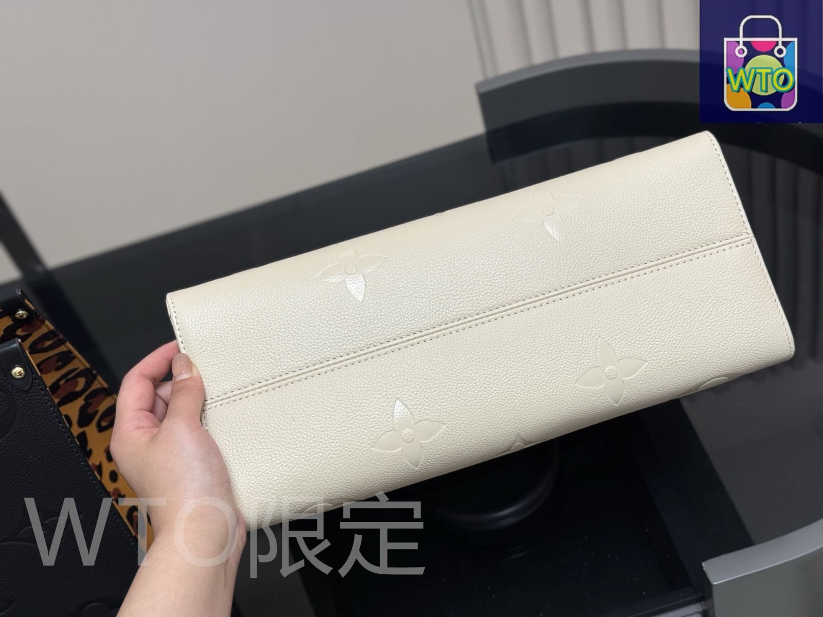 隠しバックストラップ付き 折りたたみボックス付き