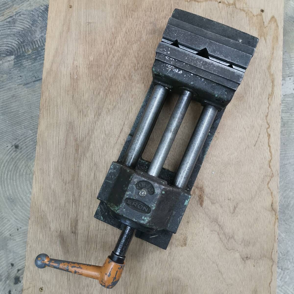 ナベヤ ERON ユニレバーアクションバイス UTS100-4 口巾106mm 口深41mm 口開113mm 重量9.3kg 12756