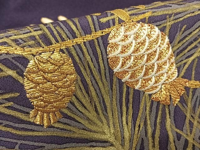 平和屋着物○創業460年・千總 色留袖 駒刺繍 松 黒紅色地 金彩 正絹