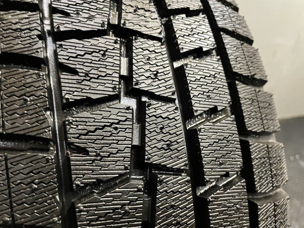 新品 DUNLOP WINTER MAXX WM01 225/55R17 17インチ スタッドレス 1本 2019年製 アテンザワゴン スバルXV等　(VTY468) クレジットカード QRコード決済可能 新品 DUNLOP WINTER MAXX WM01 225/55R17 17インチ スタッドレス 1本
