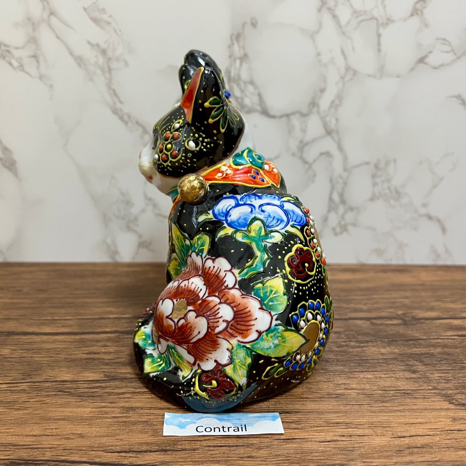 九谷焼】横座り 招き猫 黒盛 花と蝶 5.5号 縁起物 置物 右手 金運