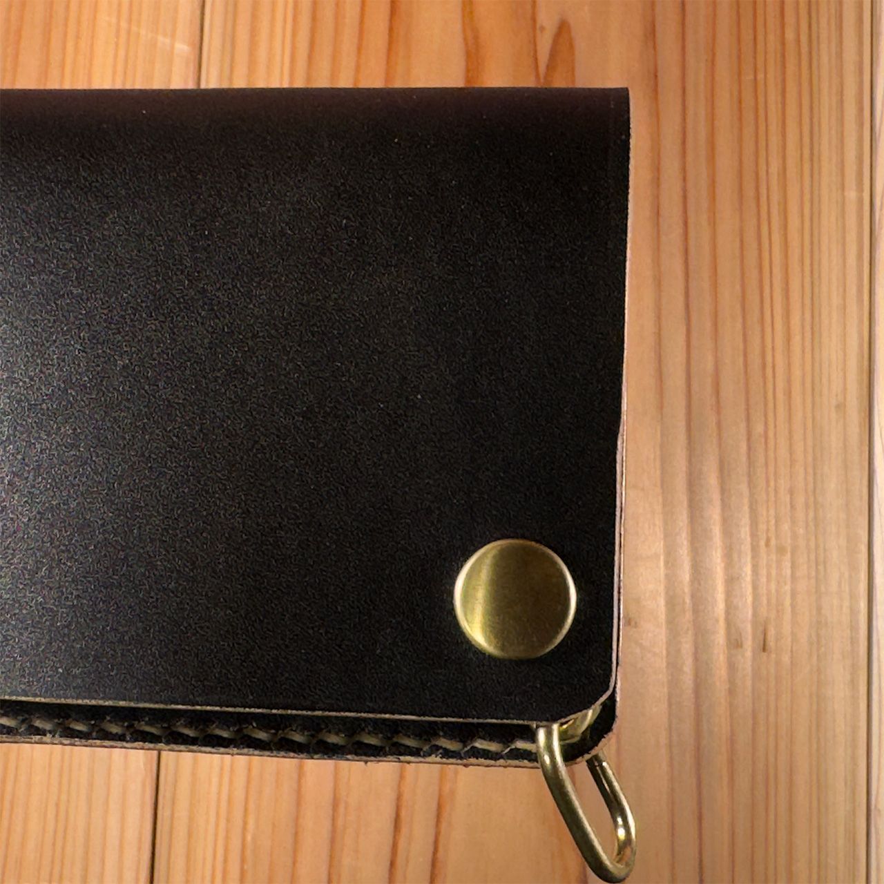 国産ヌメ革・丘染めブラック茶芯｜ショートトラッカーウォレット｜手