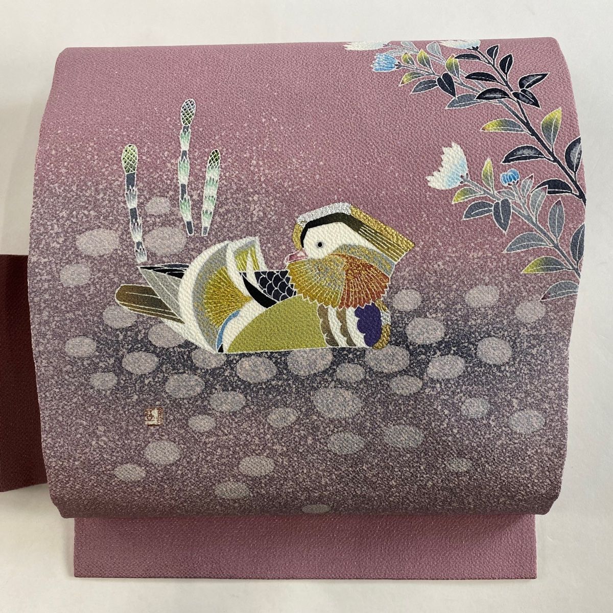 名古屋帯 美品 逸品 人間国宝 羽田登喜男 落款 鴛鴦 金彩 縮緬 抹茶色 正絹 【中古】 美品 名古屋帯 逸品 羽田登喜 落款あり 鴛鴦 水面 金銀彩 ぼかし 鶯