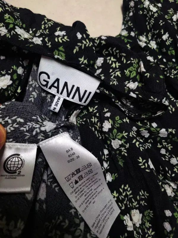 GANNI(ガニー) ロング ラップワンピース 黒 小花柄 ポール 1184