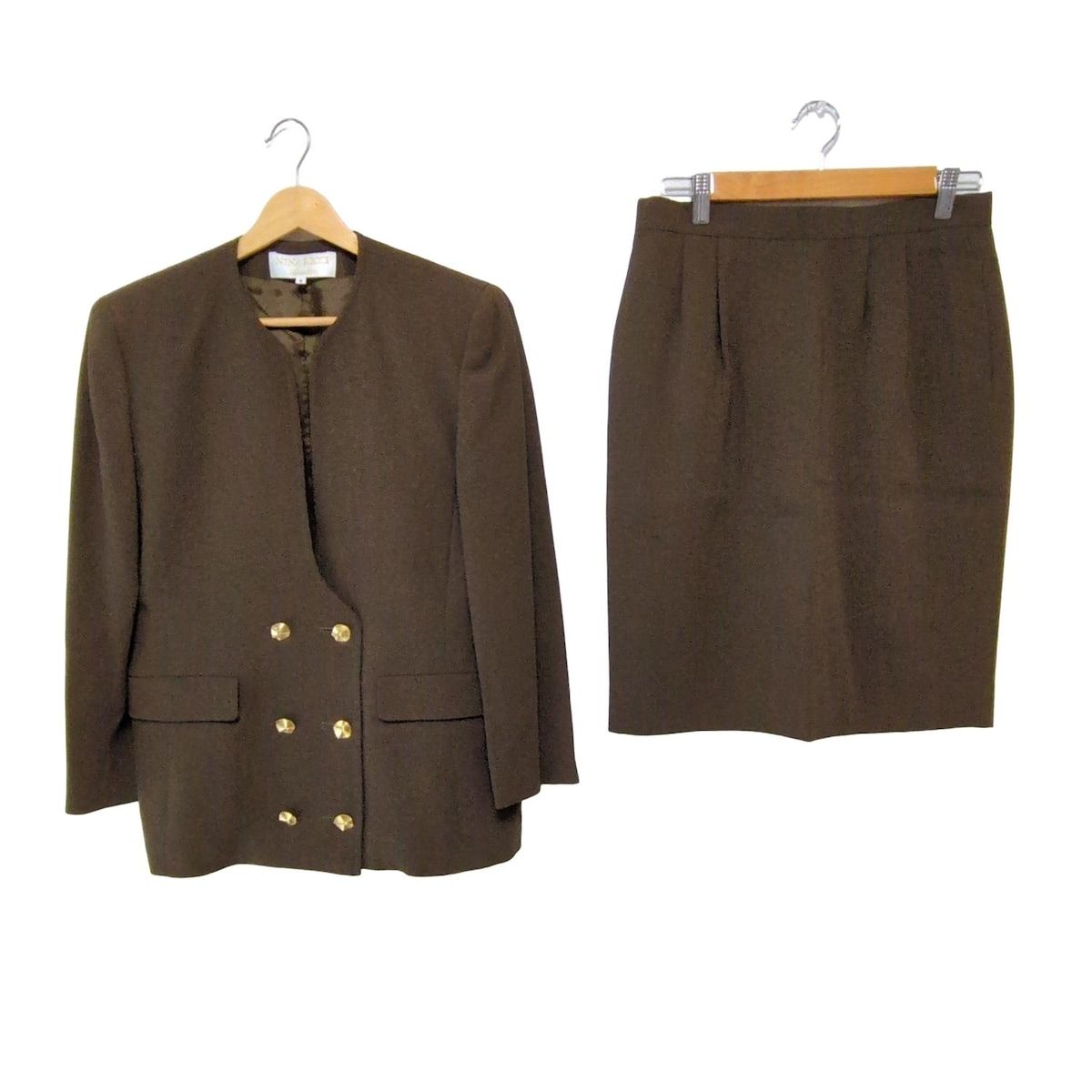 NINARICCI ニナリッチ スカートスーツ レディース - カーキ ダブル 肩パッド Actualites