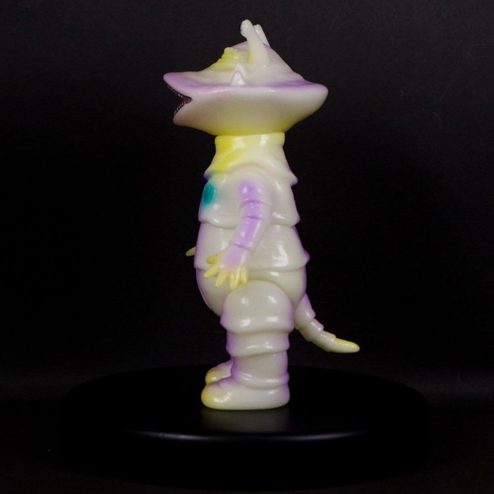 ブルマァク怪獣シリーズ リトルカネゴン(蓄光パープル) - メルカリ