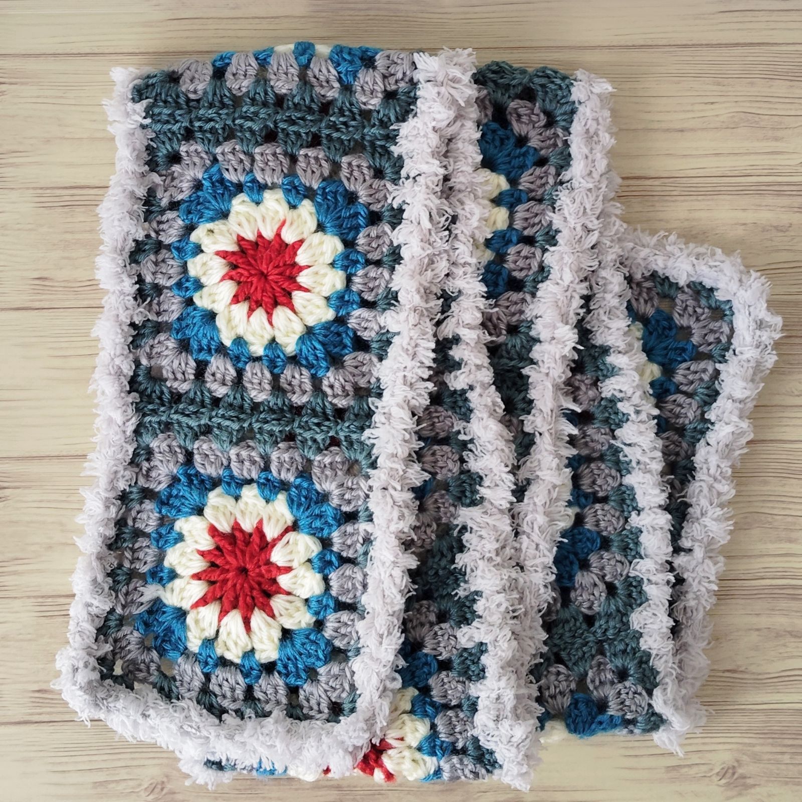 グラニースクエア クロシェ　モチーフ編み レディースマフラー ハンドメイド 未使用　ハンドメイド　ミニストール　フラワーモチーフ編み　マフラー　クロッシェ　グラニースクエア