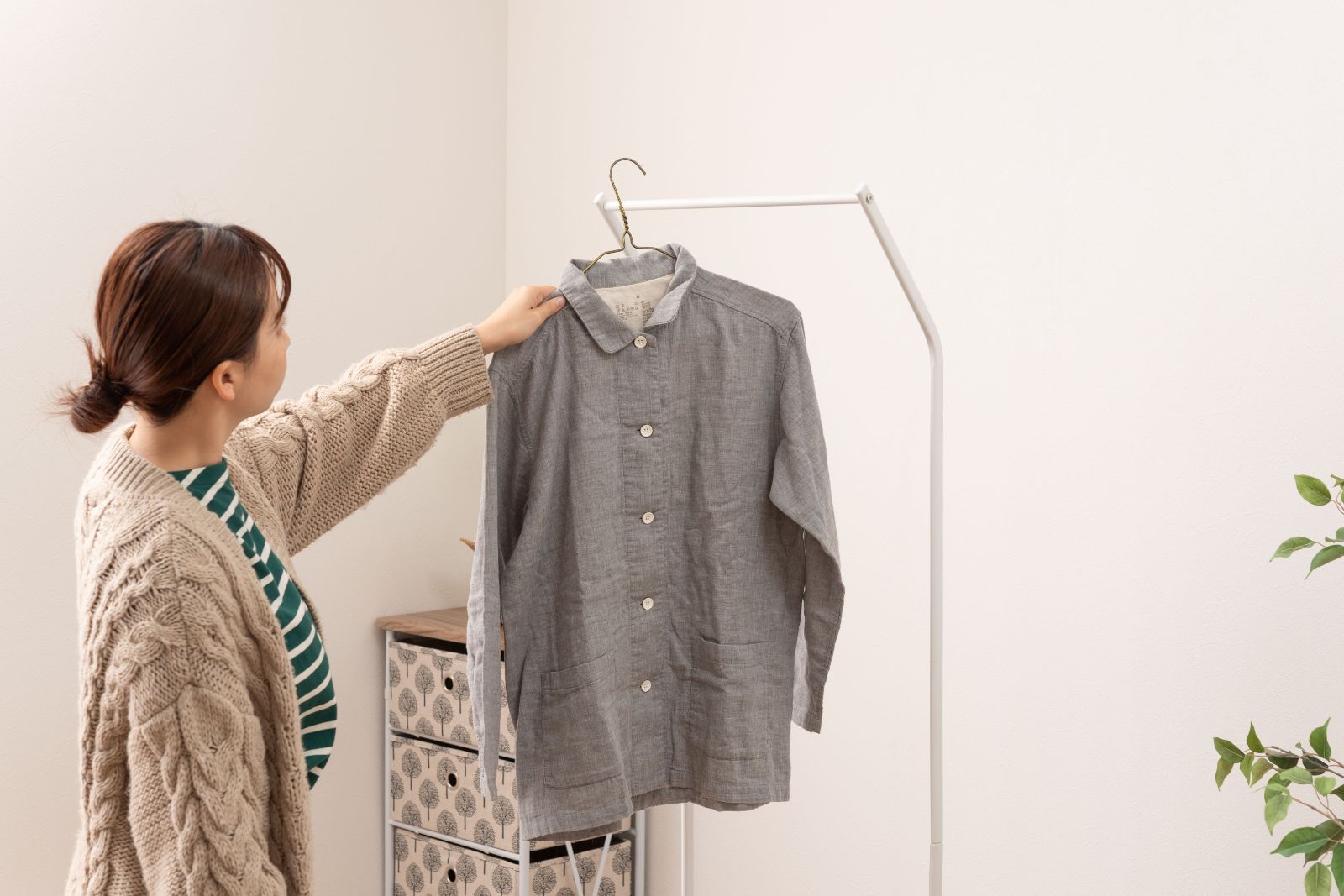 本州 ランドリーハンガー ランドリー ハンガー スタイリッシュ ホワイト キャスター付き 棚板付き バスケット付き シンプル 収納 W44×D30.5×H164 MARWIL-DEMENAGEMENTS_CH