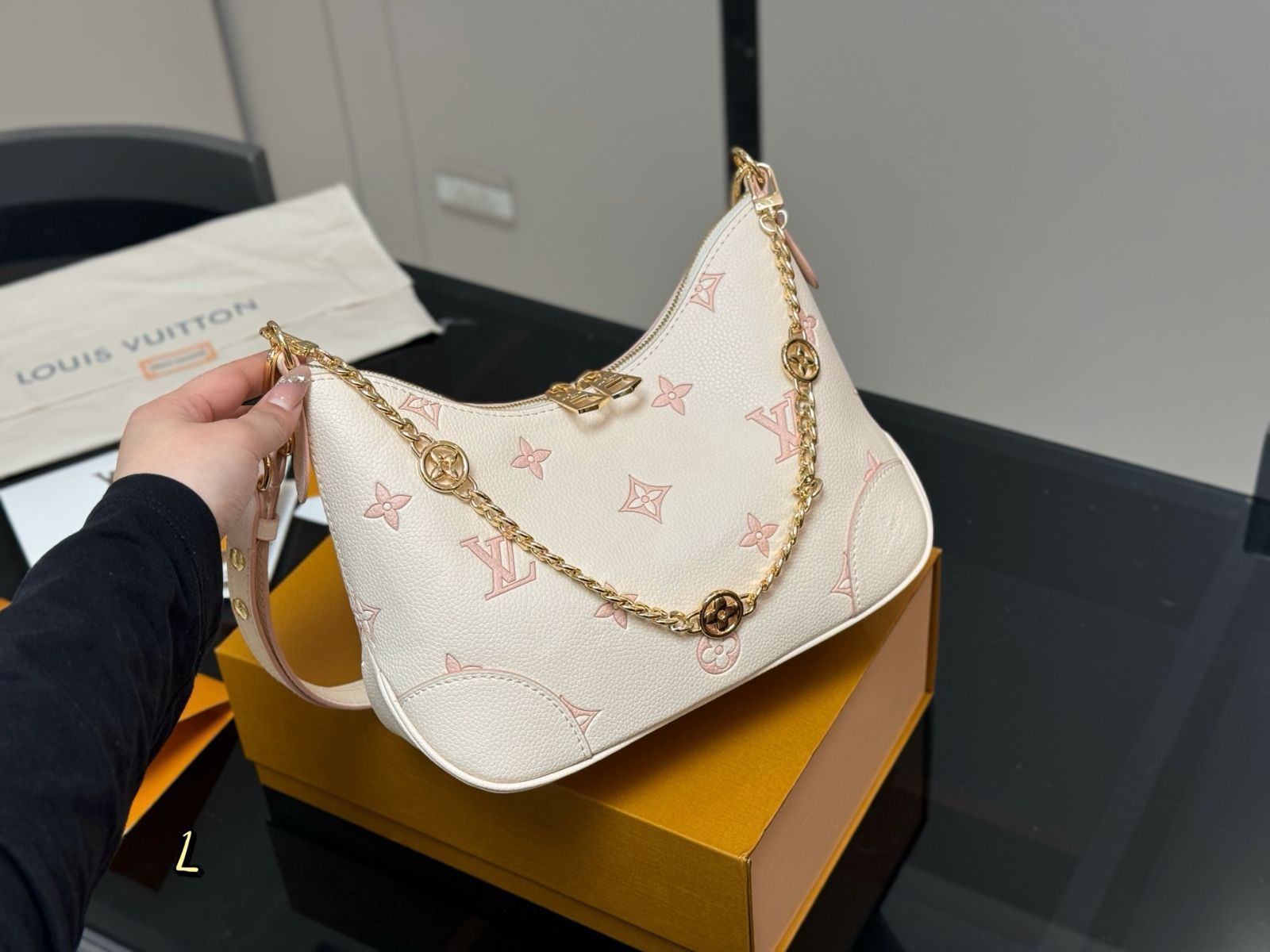 【限定品＊入手困難】LV Croissant PM バッグ【送料無料】 LOUIS VUITTON Monogram Pochette Croissant PM Shoulder Bag