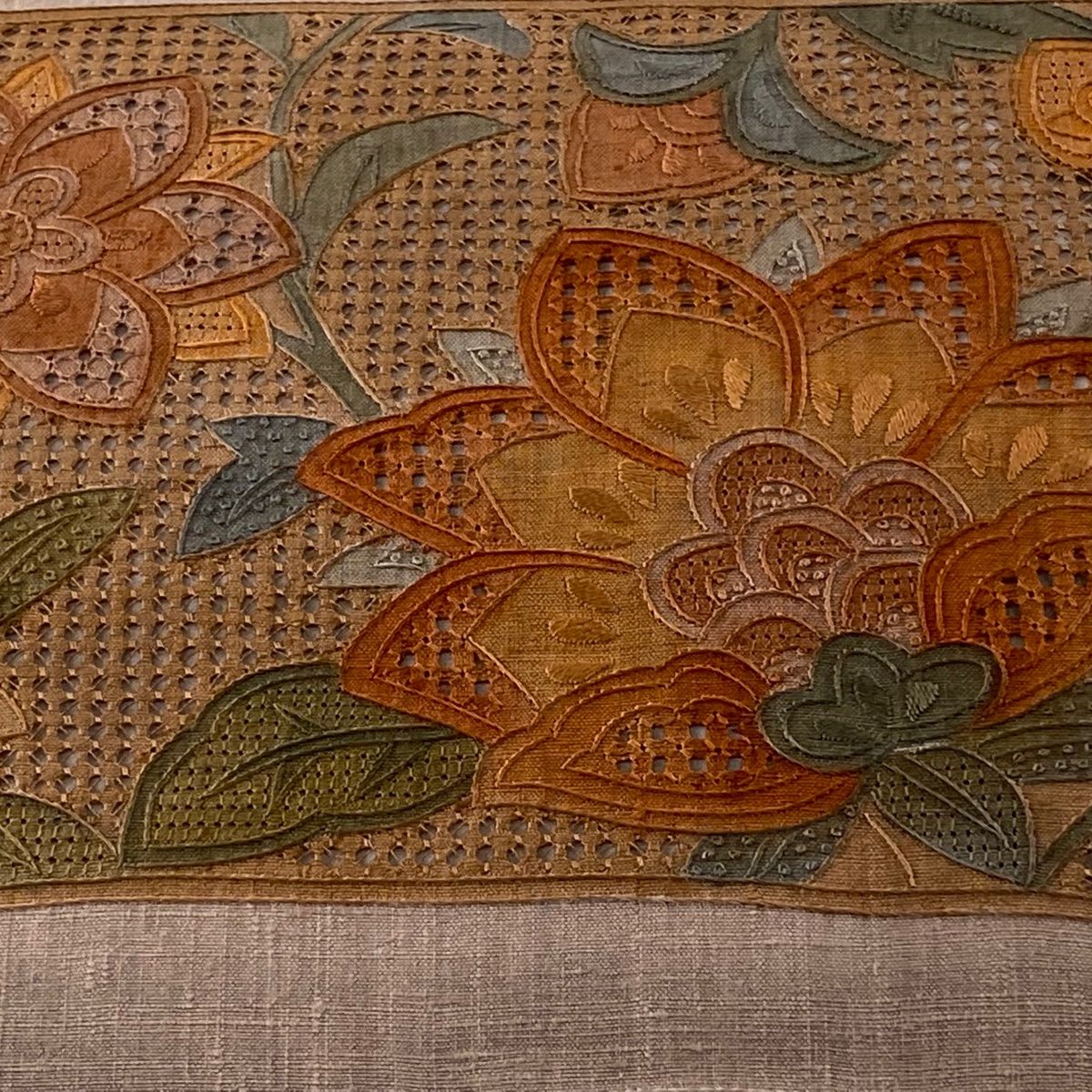 袋帯 秀品 紬地 草花 有職文様 汕頭刺繍 灰紫 お太鼓柄 正絹 【中古 