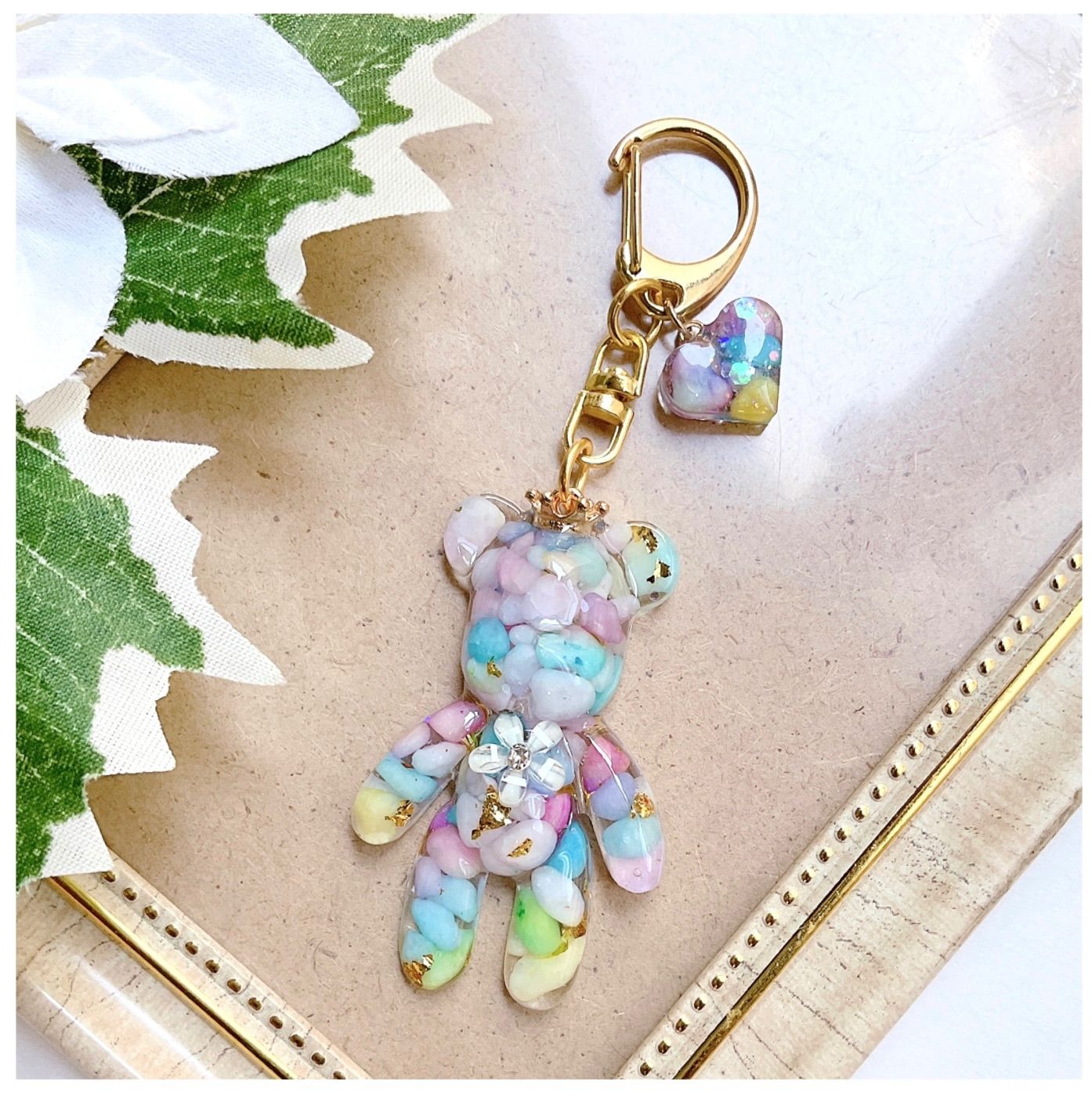 参事です‼️カラフルなレジン製クマの置物 No.8 レジン くま キーホルダー (カラフル) - メルカリ