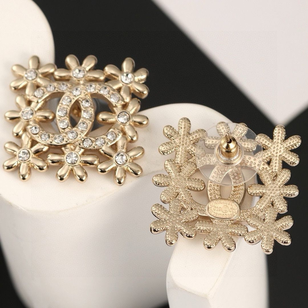 【エレガントなデザイン☆】CHANEL イヤーアクセサリー☆ 今日特価】Chanel シャネル 新入荷イヤリング レザーデザイン