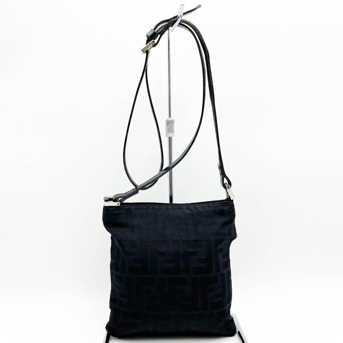 FENDI フェンディ ズッカ ショルダーバッグ サコッシュ 斜め掛け 薄型