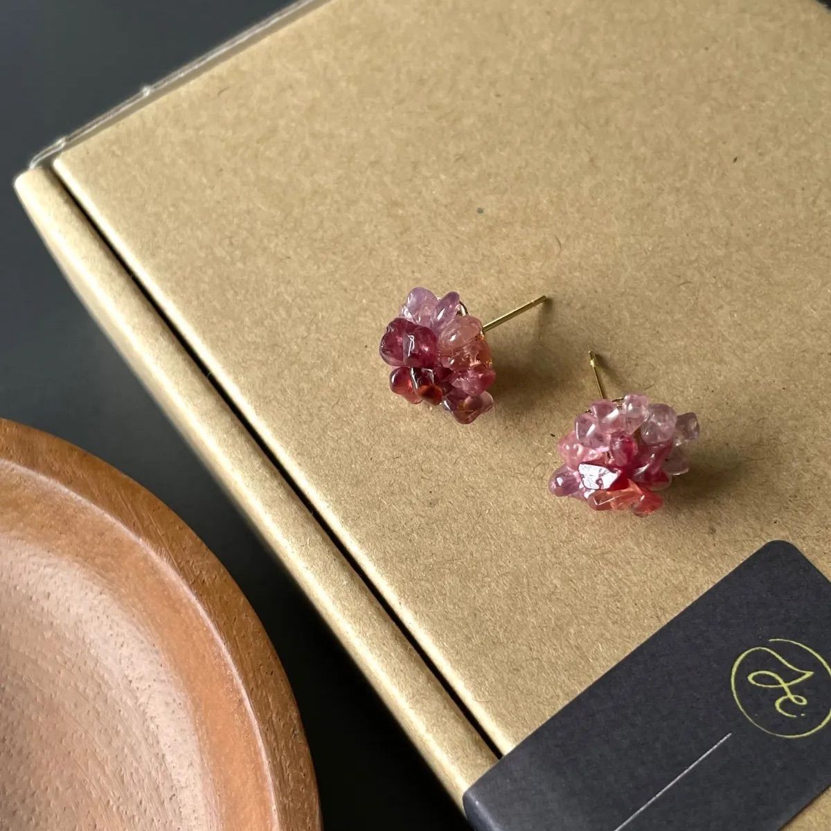 ビルマ産マルチカラースピネルデザインピアス/イヤリング くすみカラー スピネル 天然石 (チタンポスト)フープピアス