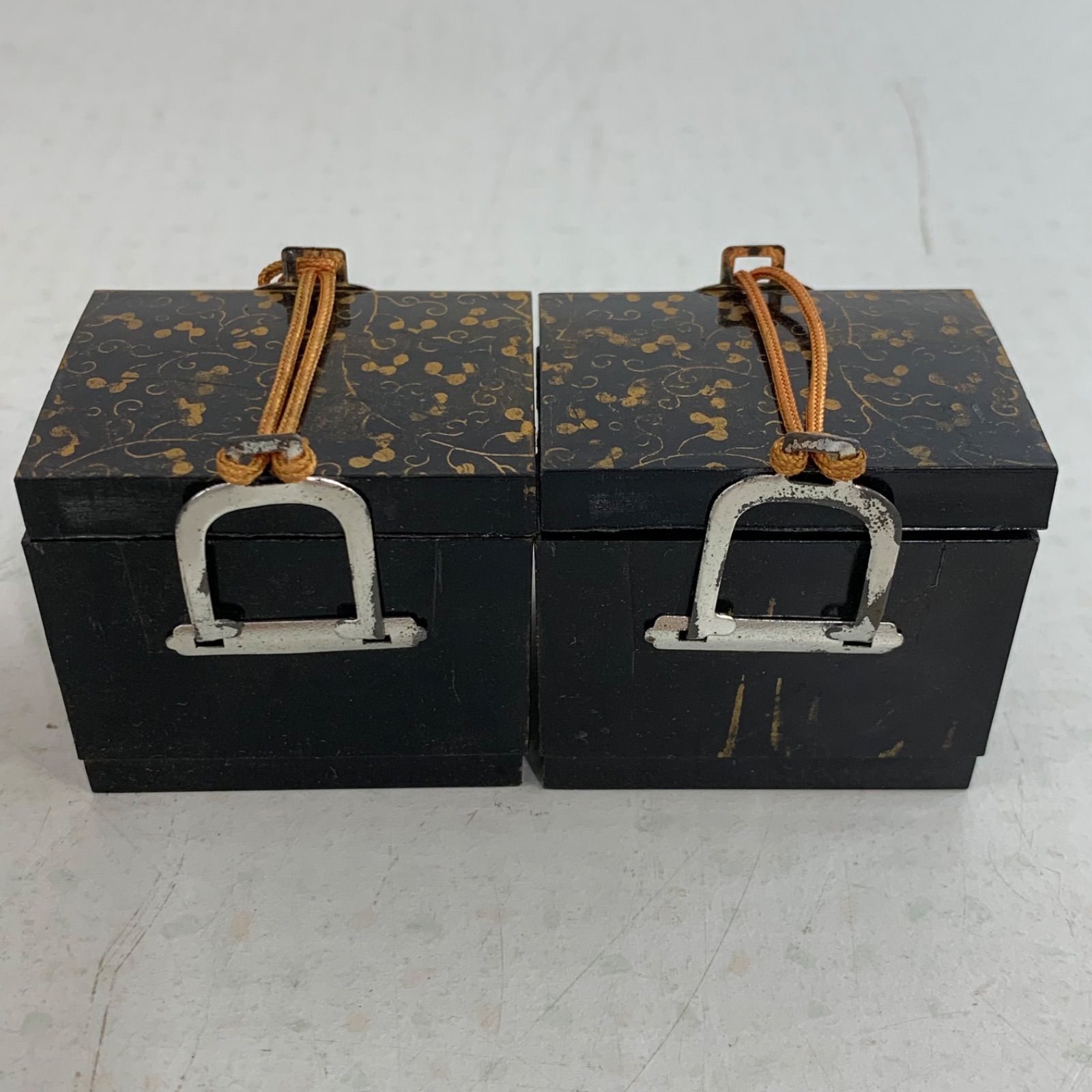 古い雛道具◆御三ツ揃◆木製 蒔絵 唐草 漆器 雛人形 骨董 ドールハウス 古い雛道具◇御三ツ揃◇木製 蒔絵 唐草 漆器 雛人形 骨董 ドール