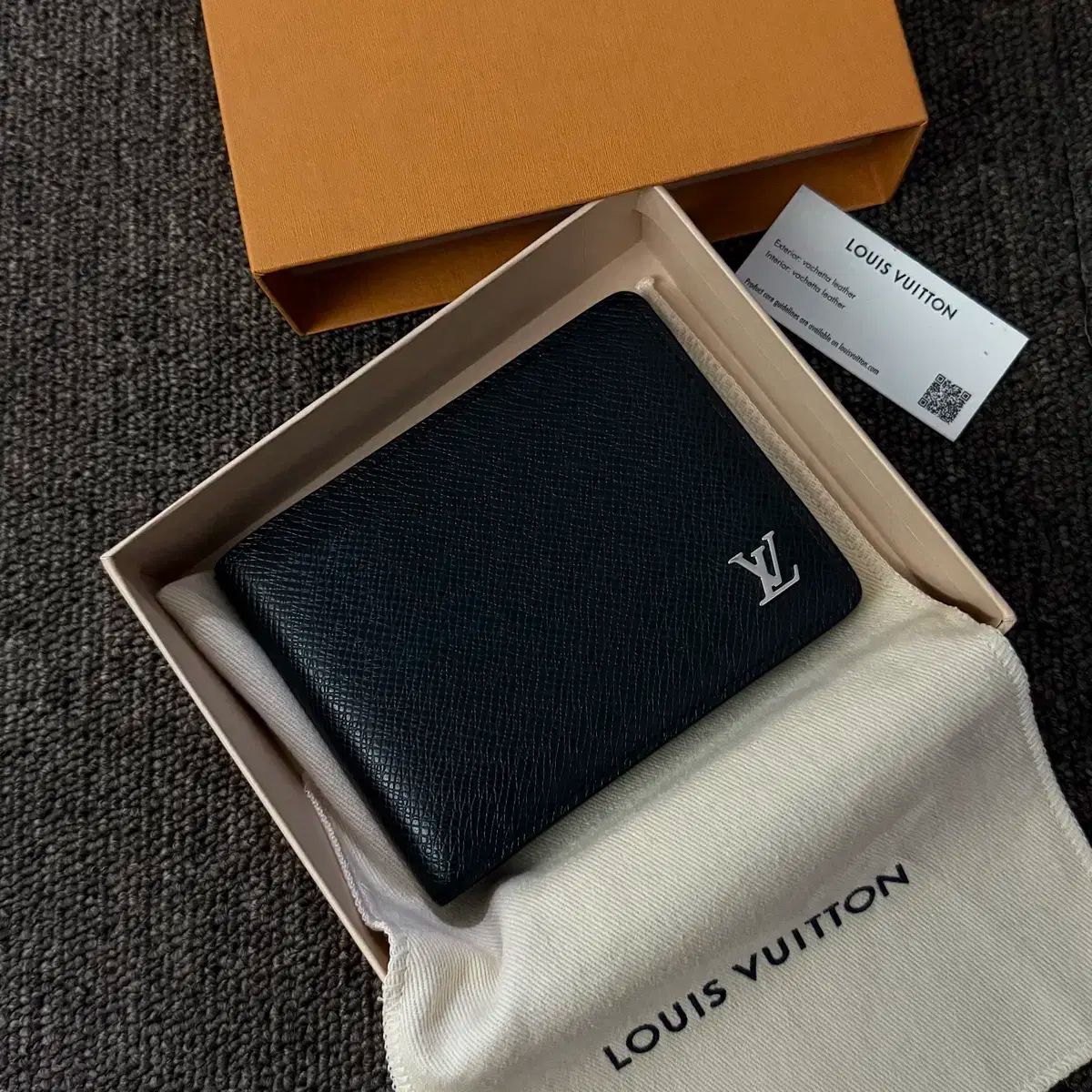 LOUIS VUITTON - 【鑑定済み】ヴィトン タイガ シルバーロゴ金具