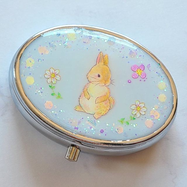 ピルケースをたくさんの花で飾ってみたらアクセサリー級に可愛くできた【