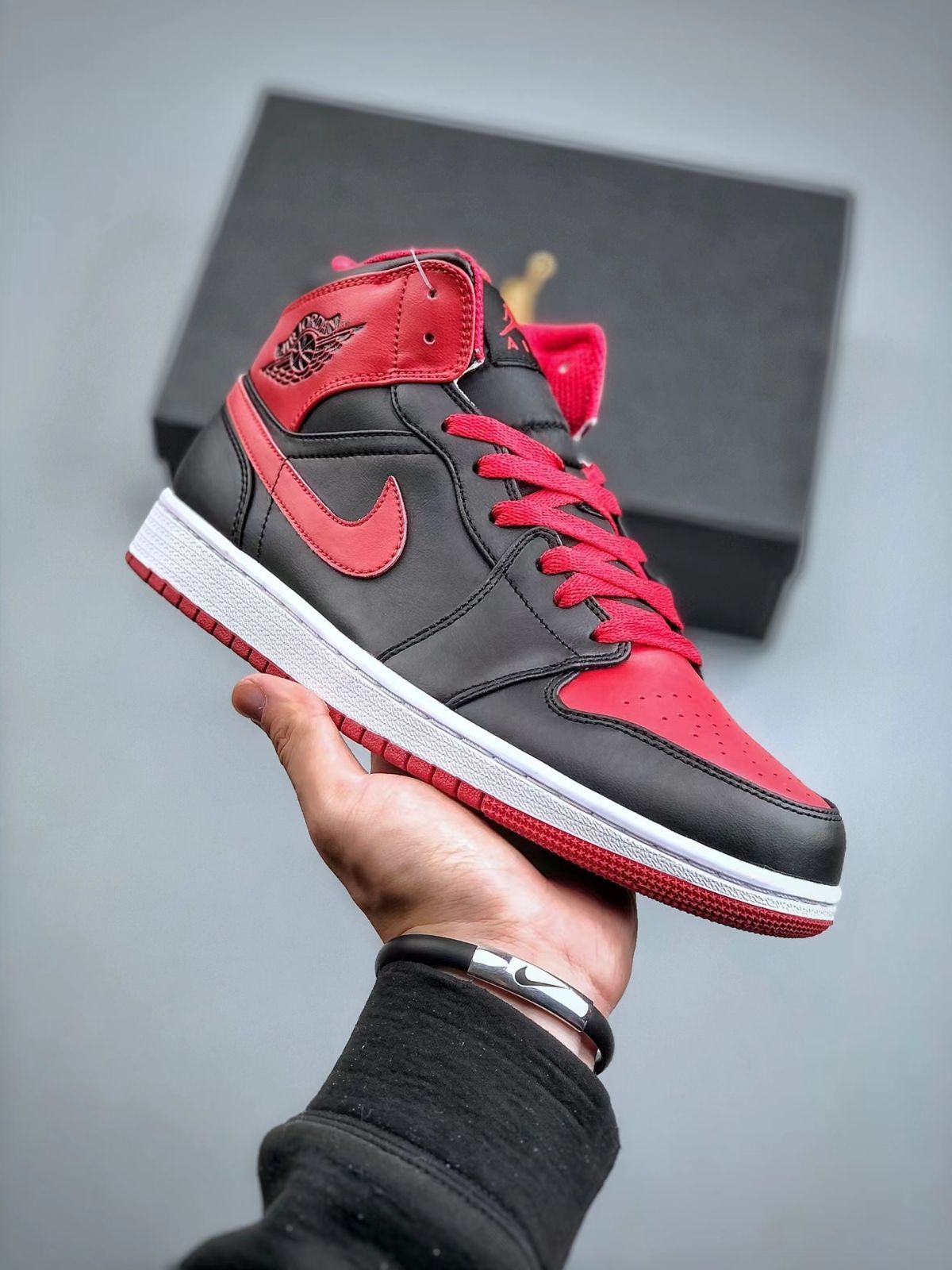 新品 NIKE AIR JORDAN 1 MID BRED TOE ジョーダン1