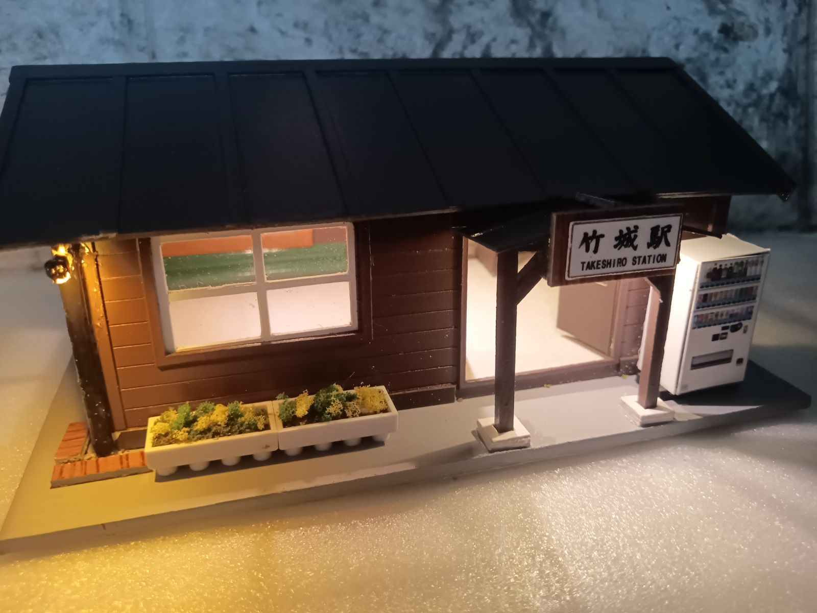 【HO】【夜景】木造無人ローカル駅舎　ストラクチャー（★照明付）着色　完成品 HOゲージ】【夜景】木造・田舎の無人駅（駅舎） ストラクチャー