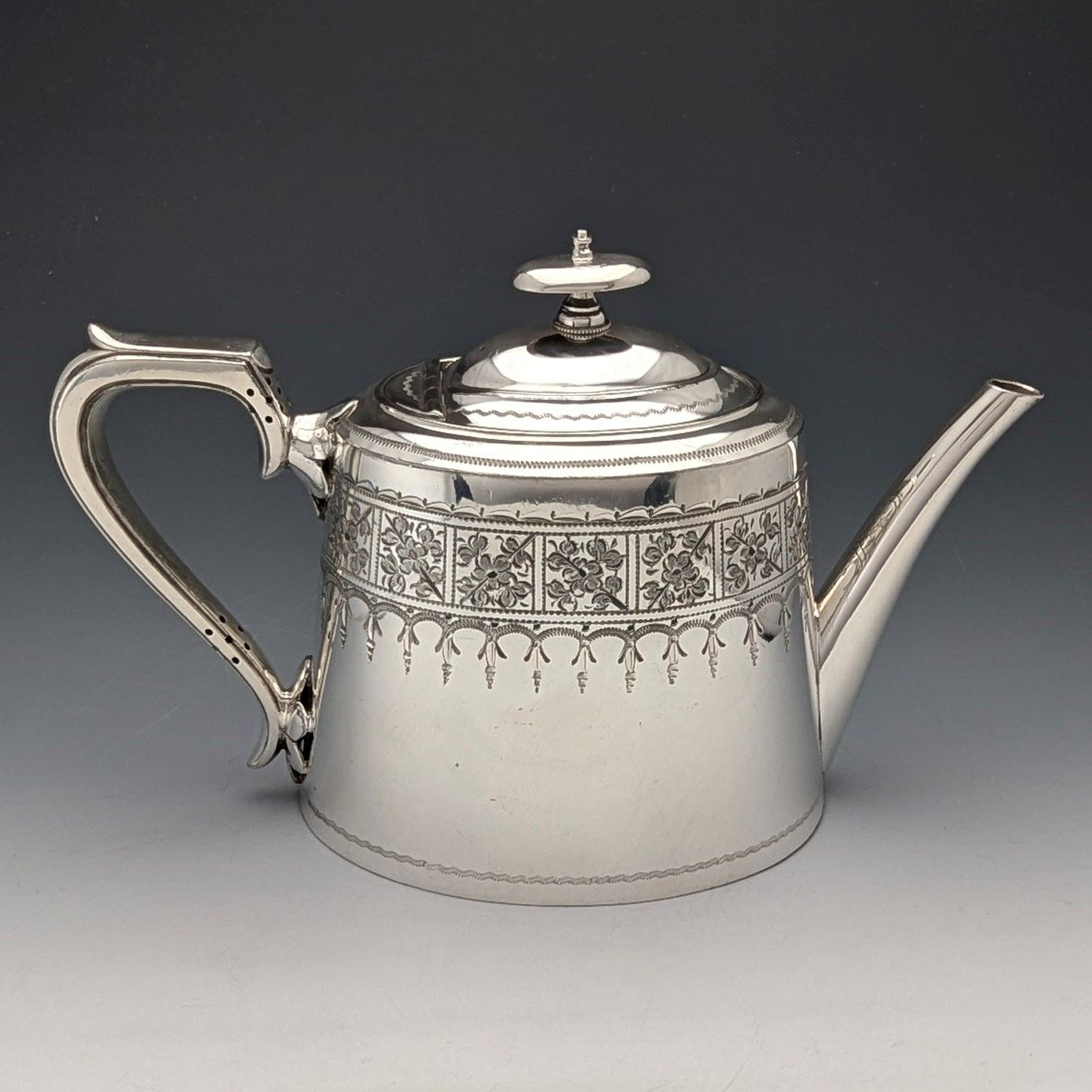 1900年頃 英国アンティーク シルバープレート製ティーポット Walker & Hall 1900年頃 英国アンティーク シルバープレート製ティーポット