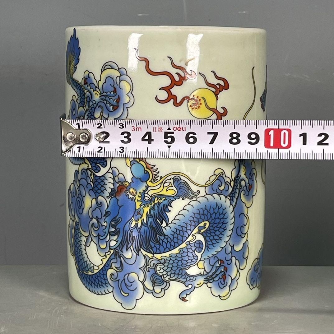 竜紋の筆立て文鎮  装飾品 美品 景徳鎮 陶磁器 工芸品 美術品 置物 青花竜文筆筒 景徳鎮 陶磁器 装飾品 現代工芸品 美術品 置物