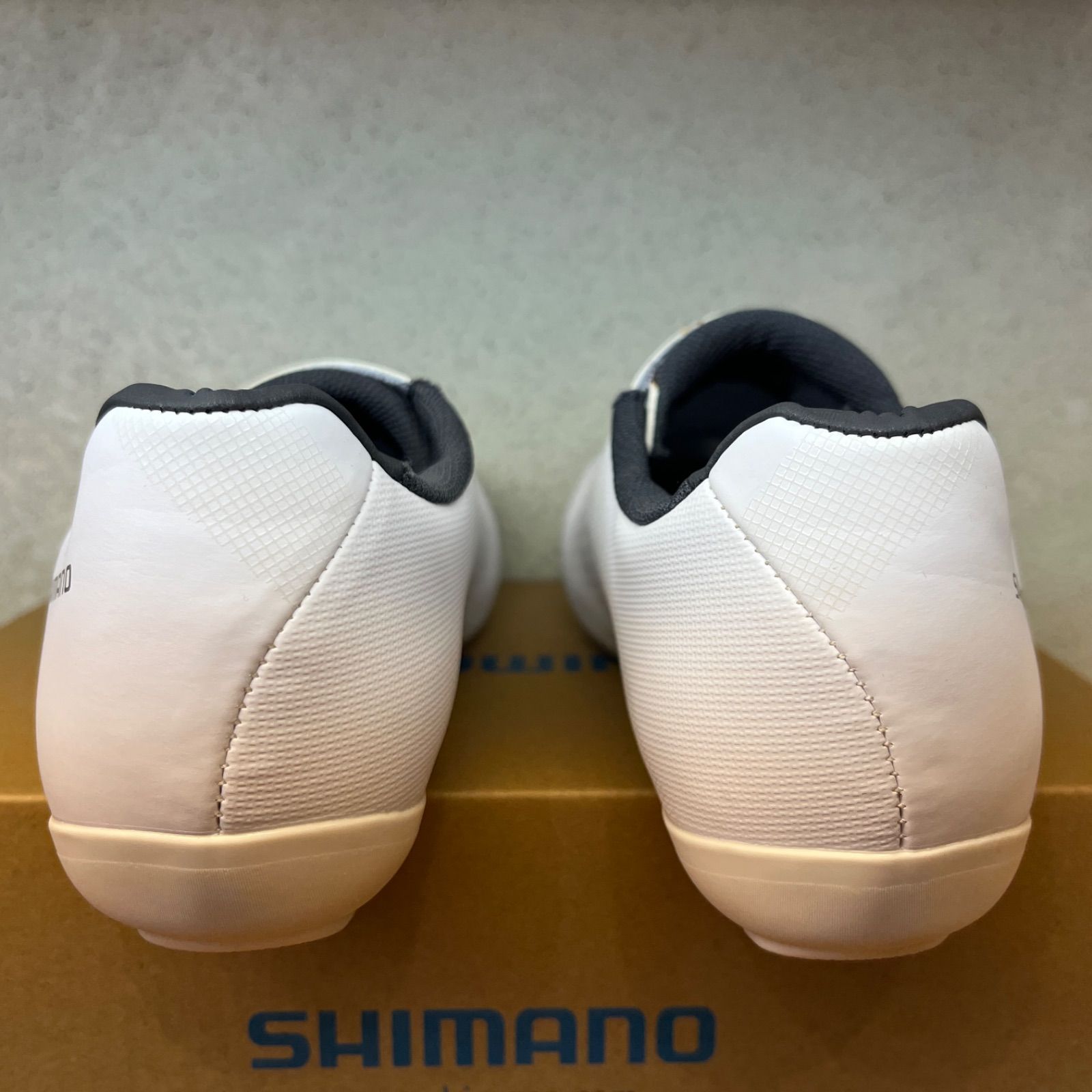 【未使用】 SHIMANO RC3 SH-RC300  白  【送料無料】 シマノ RC3(SH-RC300) ホワイト ワイドタイプ SPD-SL シューズ