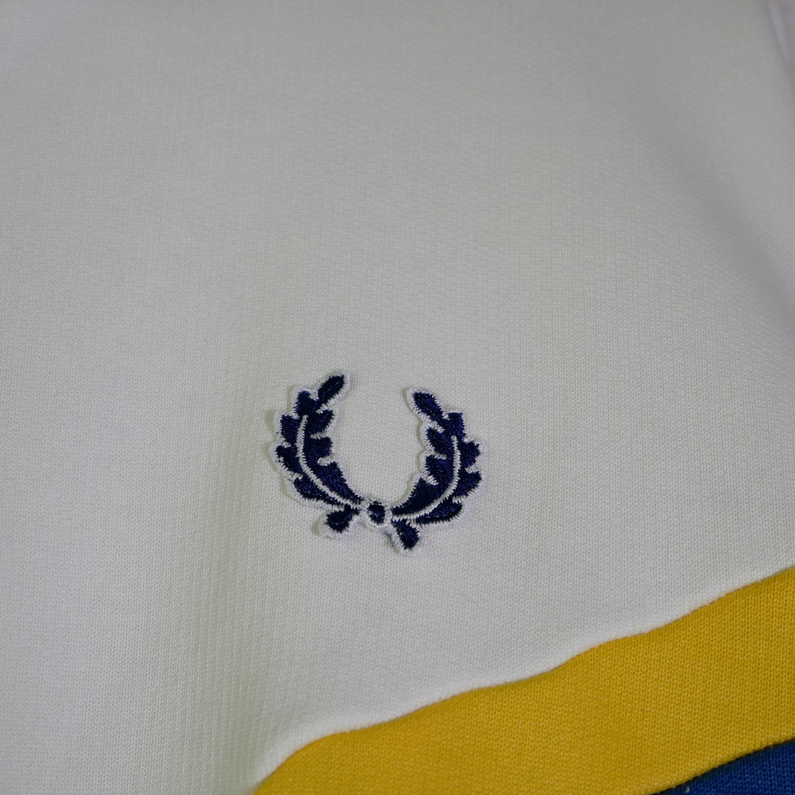 FRED PERRY OFF-WHITEカラー King Gnu 新井和輝着用MODEL Track