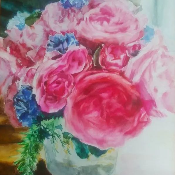 窓辺の光に揺れる花