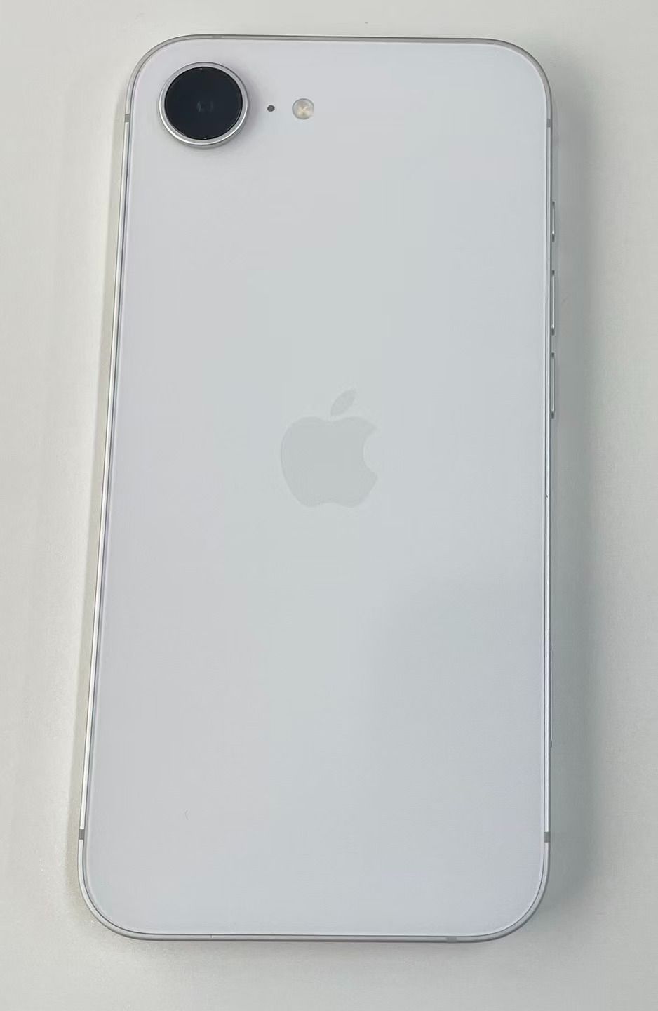 新品に近い美品　iPhone 16e 128GB バッテリー100% ホワイト 超美品 Apple iPhone 16e 128GB White バッテリー100% - メルカリ