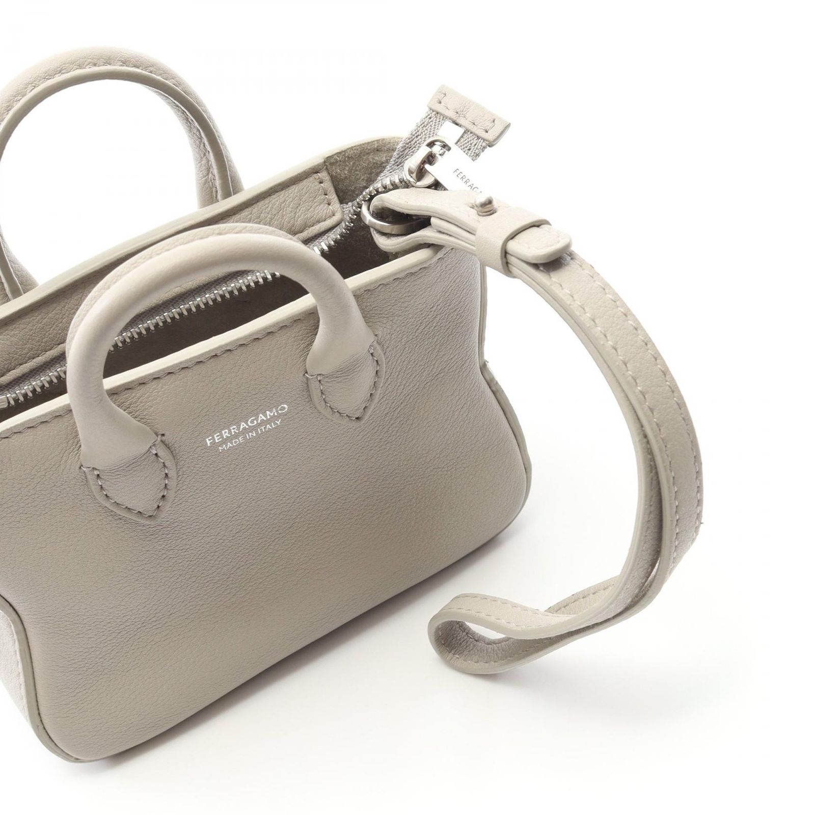 サルバトーレフェラガモ　グレー レザー ショルダーバッグ 本体とポーチ付き Salvatore Ferragamo サルバトーレフェラガモ ショルダーバッグ