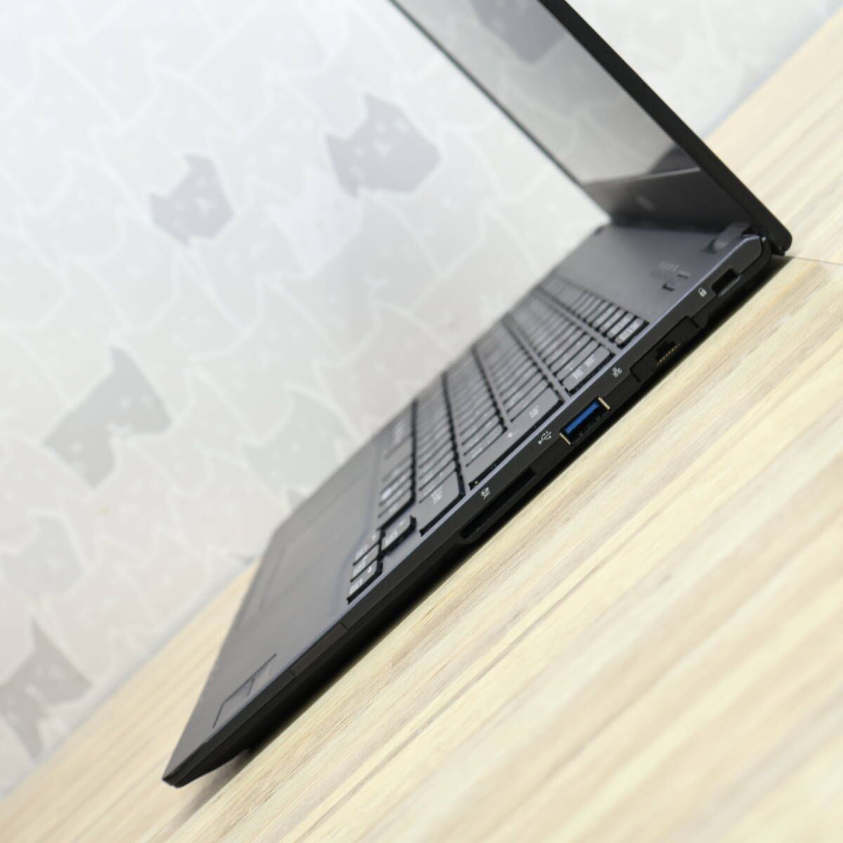 ☆超美品 SSD128GB メモリ8GB☆FMVC07007 Bluetooth 高解像度