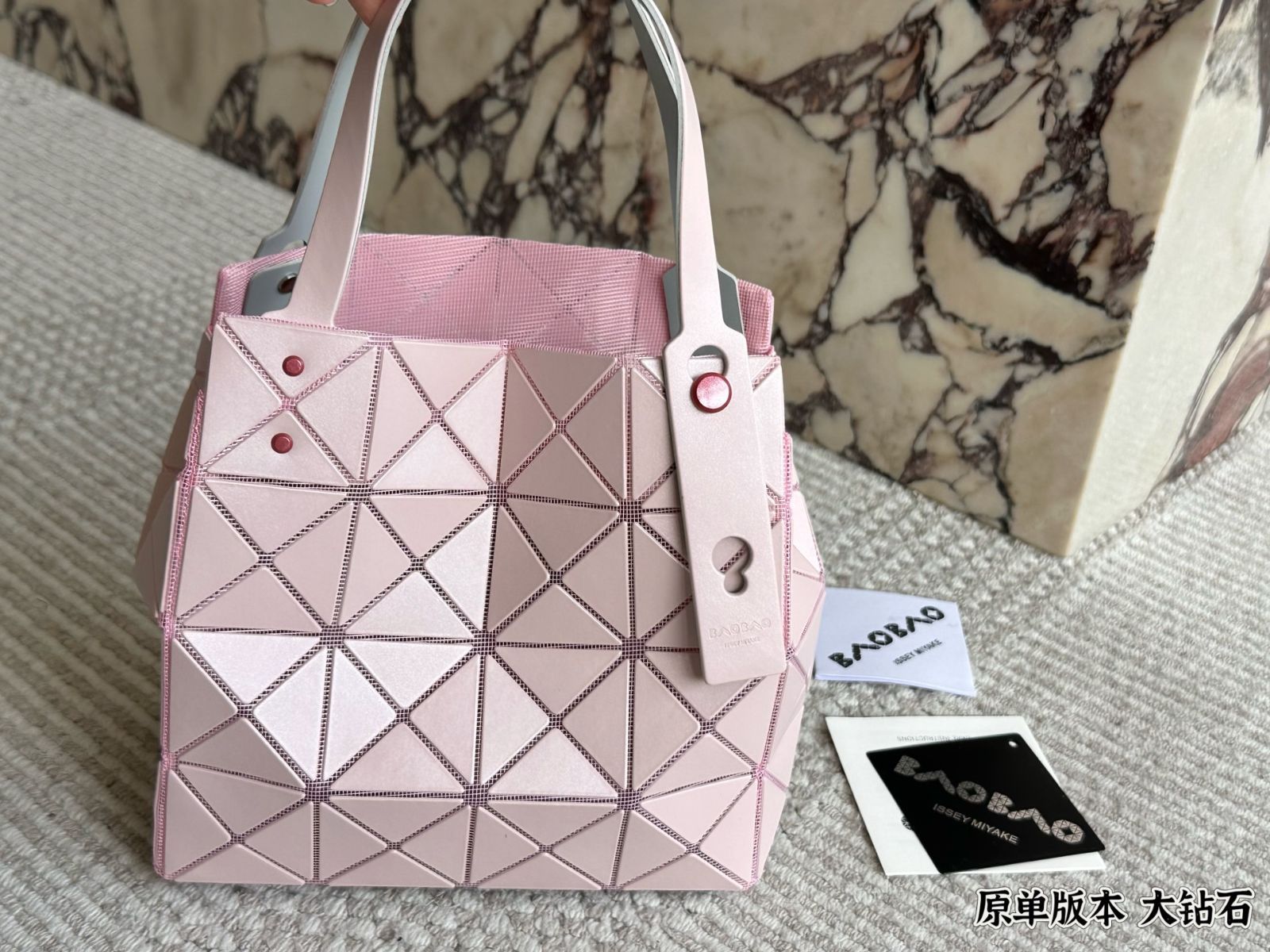 【BAOBAO ISSEIMIYAKE】カラット スモールハンドバッグ BAO BAO ISSEY MIYAKEから新商品が登場。宝石のカッティングから